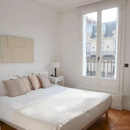 Montaigne Dream Duplex 4br 8p Triangle D'or Paris