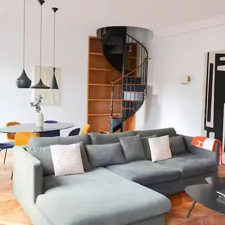 Apartment Montaigne Dream Duplex 4br 8p Triangle D'or Paris